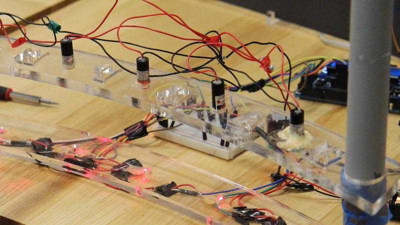 腾讯分分彩平台官网通用工程学院的学生设计激光竖琴
