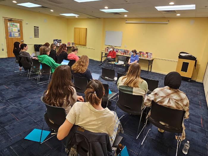 阿宾顿 Township children's librarians talk to 宾州州立大学阿宾顿分校 学生